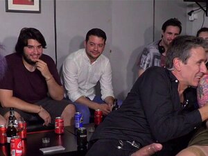 Rothaarige läuft nackt in der Öffentlichkeit. Rothaarige Sklavin