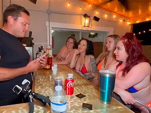 Swingerpaare aus Florida haben eine Orgie in einer öffentlichen