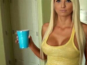 Heiße Reality-Süßen in Bikinis sind sexy. Heiße blonde
