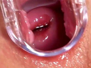 Geile tschechische Süße öffnet ihre rosa Muschi bis zum Maximum.