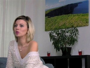 Feikkipoliisi paukuttaa pientä blondia beibiä. Feikkipoliisi