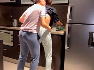 Frau schlug hart mit der Zunge während der Zeit, in der Geschirr in