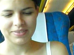 Figa nuda in un treno affollato - giocando con il dildo