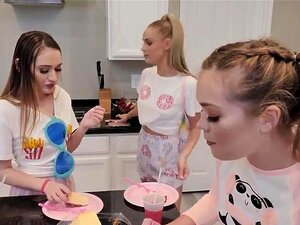 Zierliche beste Freundinnen und ein Typ spielen die Flasche und ziehen