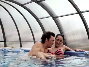 OLD4K. Der Sex von Brünetter und altem Stiefvater endet mit