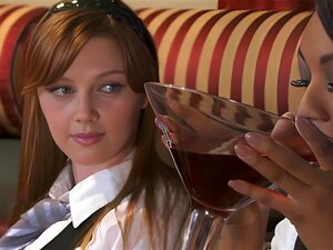 Fem sexiga färska lesbiska i studerande outfits starta en stor orgie