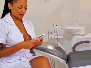 Mariana Martix ist eine sehr lüsterne Zahnarztin