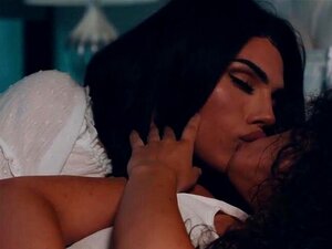 Schau zu, wie die süße Babe von der TS-Stiefmutter gefickt wird! -