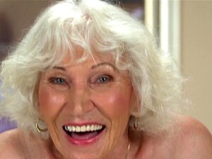 Alte Oma wird nach dem Blasen vollgespritzt. Alte Oma wird