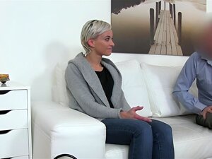 Fake Agent Heiße blonde Model mit kurzen Haaren wird auf dem