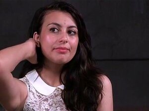 Gebonden Olivia Fawn vastgebonden aan de bank. Vastgebonden Olivia