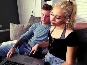 Blonde Schlampe Tutor hilft Süßen mit einem CFNM-Handjob