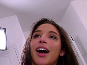 Abella Danger probiert Anal mit einem riesigen BBC. In der Stadt gibt