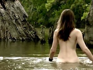 Jennifer Lynn Warren zeigt ihre nackten Titten im Creature-Film