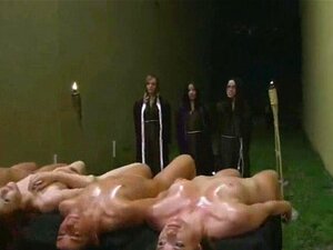 College-Babes stellen sich auf und werden von einem Dildo gefickt
