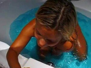 Сисата аматерка слаткица мастурбира и