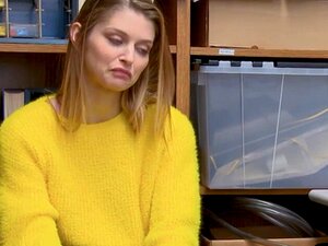 Büstenhafte russische Süße wird vom LP-Offizier bestraft. Blasse