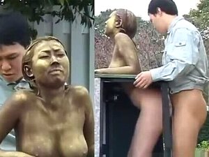 Wunderschöne kleinbrüstige japanische Huzzy an einem öffentlichen