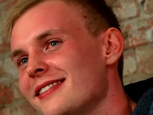 Un bel homo se branle une grosse bite avant de pulvériser des