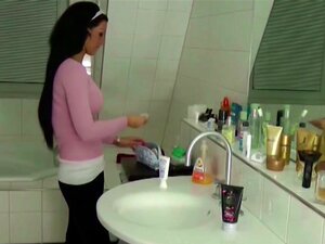 Stiefschwester gibt ihm einen Handjob im Schlafzimmer