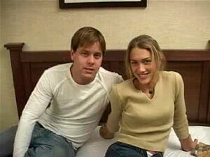 Blonde wordt hard geneukt door haar vriend