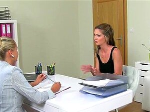 Weiblicher Agent, der ein orales Casting POV aufnimmt
