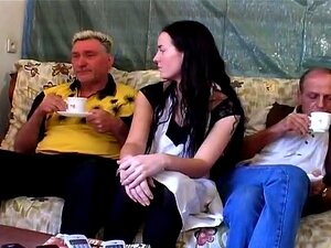 Schau zu, wie zwei dreckige alte Männer ein süßes junges Ding in