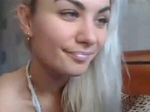 Gata amadora da webcam fodendo a buceta com um dildo. Gata amadora da