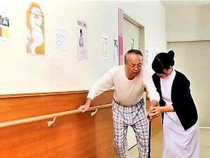 Petite infirmière asiatique se fait frotter les seins partie 1