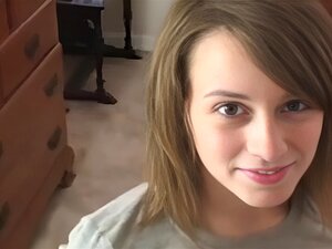 Слатка тамнокоса девојка сиса