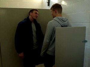 NextDoorBuddies Tom Faulk entdeckt Schwanz in der Öffentlichkeit