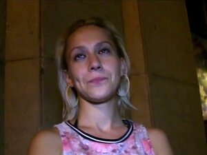 Bionda che succhia un cazzo grosso all'aperto