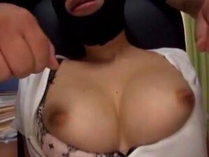 Opwindend Japans AV-Model gestimuleerd met een vibrator en dildo. Geil
