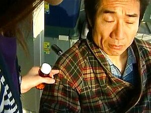 Japanische MILF genießt heißen Sex