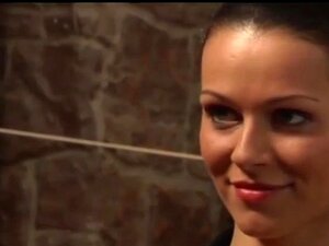 Herrin beim Abendessen wird von Sklaven angebetet