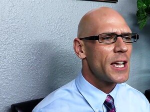 Große Titten bei der Arbeit: Mr. Sins bereitet sich auf ein