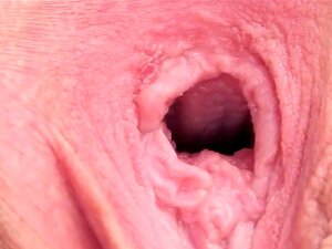 Una particolare ragazza ceca apre il suo vaso di miele bagnato