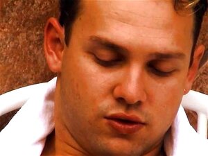 Латина Милф јебе се у базену са 2 типа