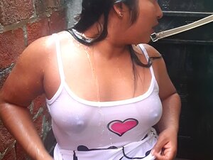 Meine Stiefnichte ging auf die Toilette und ich nahm sie versteckt