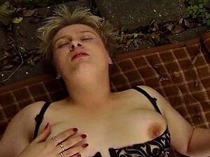 Matura paffuta all'aperto scopata