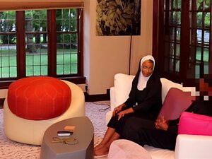 Sie ist eine freche schwarze Nonne, die weiß, wie man die Rolle