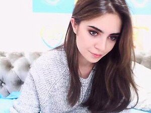 Bekijk deze verbluffende brunette die zichzelf wil behagen in een live