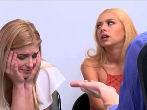 Heiße Stiefmutter mit großen Titten und süße Stieftochter, die in