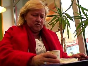 Баба гладна курца добија батине