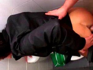 Kåt sötnos får sin fitta bankad på en offentlig toalett