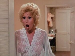 Tauche ein in die betörende Anziehungskraft von Leslie Easterbrook