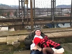 Opa Fetisch cutie lutscht Schwanz und wird gefickt