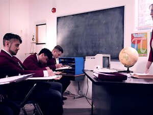 Vier widerspenstige Schüler drängen ihre verängstigte blonde reife