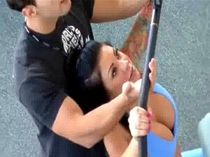 Busige brünette Babe wird geil beim Vorführen