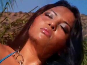 Ervaar de vlammende hitte van Adriana Luna in deze adembenemende